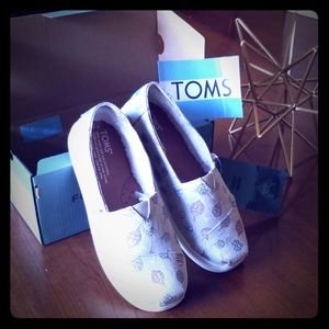 Brand new kids size 2 youth Toms